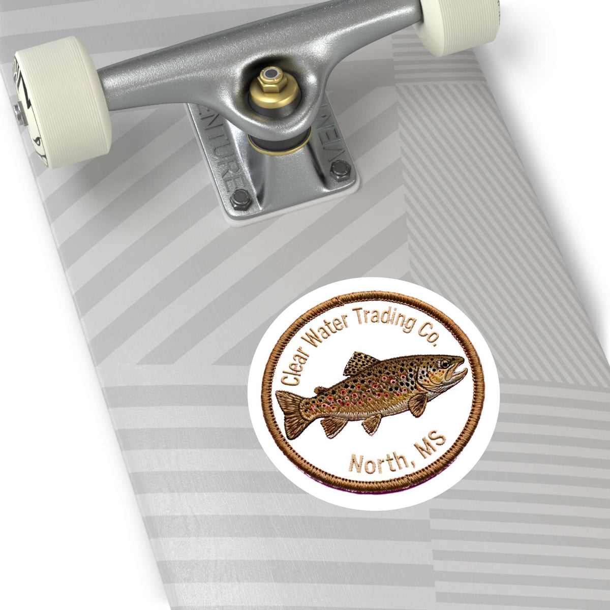 Autocollant rond badge de truite Clear Water — Décalcomanie en vinyle de truite fario