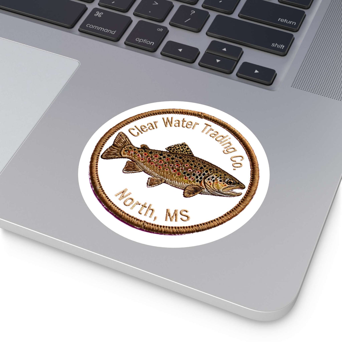 Autocollant rond badge de truite Clear Water — Décalcomanie en vinyle de truite fario